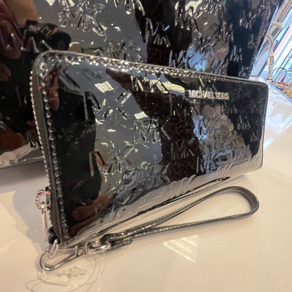 Michael Kors Handbags - MICHAEL KORS Jet Set Larg Patent Logo Debossed Continental Wallet Wristlet Phone